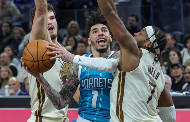 (260118) -- SAN FRANCISCO, Jan. 18, 2026 (Xinhua) -- Charlotte Hornets' Lamelo Ball (C) competes during the 2025-2026 NBA regular season basketball game between Golden State Warriors and Charlotte Hornets in San Francisco, the United States, Jan. 17, 2026. (Photo by Dong Xudong/Xinhua)