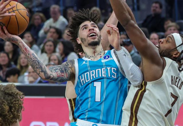(260118) -- SAN FRANCISCO, Jan. 18, 2026 (Xinhua) -- Charlotte Hornets' Lamelo Ball (L) competes during the 2025-2026 NBA regular season basketball game between Golden State Warriors and Charlotte Hornets in San Francisco, the United States, Jan. 17, 2026. (Photo by Dong Xudong/Xinhua)