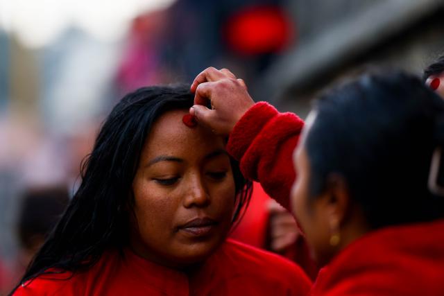 (260118) -- KATHMANDU, Jan. 18, 2026 (Xinhua) -- A devotee performs a ritual during the month-long Madhav Narayan Festival at Pashupatinath Temple in Kathmandu, Nepal, Jan. 18, 2026. The festival is observed through fasting and praying to Goddess Swasthani and God Madhav Narayan. (Photo by Sulav Shrestha/Xinhua)