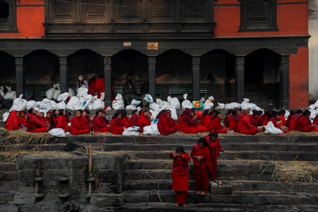 (260118) -- KATHMANDU, Jan. 18, 2026 (Xinhua) -- Devotees perform rituals during the month-long Madhav Narayan Festival at Pashupatinath Temple in Kathmandu, Nepal, Jan. 18, 2026. The festival is observed through fasting and praying to Goddess Swasthani and God Madhav Narayan. (Photo by Sulav Shrestha/Xinhua)