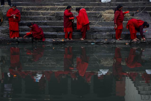 (260118) -- KATHMANDU, Jan. 18, 2026 (Xinhua) -- Devotees perform rituals during the month-long Madhav Narayan Festival at Pashupatinath Temple in Kathmandu, Nepal, Jan. 18, 2026. The festival is observed through fasting and praying to Goddess Swasthani and God Madhav Narayan. (Photo by Sulav Shrestha/Xinhua)