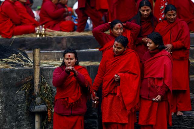 (260118) -- KATHMANDU, Jan. 18, 2026 (Xinhua) -- Devotees perform rituals during the month-long Madhav Narayan Festival at Pashupatinath Temple in Kathmandu, Nepal, Jan. 18, 2026. The festival is observed through fasting and praying to Goddess Swasthani and God Madhav Narayan. (Photo by Sulav Shrestha/Xinhua)