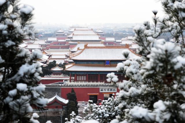 (260118) -- BEIJING, Jan. 18, 2026 (Xinhua) -- This photo taken from the Jingshan Park shows a view of the Palace Museum after a snowfall in Beijing, capital of China, Jan. 18, 2026. Beijing witnessed a snowfall this weekend. (Photo by Wang Yuewu/Xinhua)