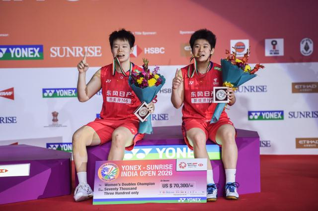 (260118) -- NEW DELHI, Jan. 18, 2026 (Xinhua) -- Winner Liu Shengshu (L)/Tan Ning of China celebrate during the awarding ceremony after the women's doubles final between Liu Shengshu/Tan Ning of China and Fukushima Yuki/Matsumoto Mayu of Japan at India Open 2026 in New Delhi, India, Jan. 18, 2026. (Xinhua/Javed Dar)