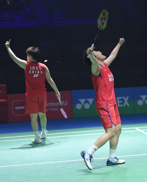 (260118) -- NEW DELHI, Jan. 18, 2026 (Xinhua) -- Liu Shengshu (L)/Tan Ning of China celebrate after winning the women's doubles final between Liu Shengshu/Tan Ning of China and Fukushima Yuki/Matsumoto Mayu of Japan at India Open 2026 in New Delhi, India, Jan. 18, 2026. (Xinhua/Javed Dar)
