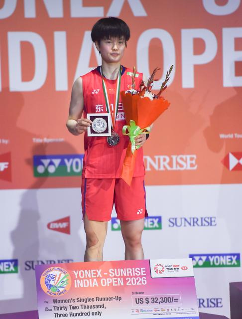 (260118) -- NEW DELHI, Jan. 18, 2026 (Xinhua) -- Runner-up Wang Zhiyi of China poses for photos during the awarding ceremony after the women's singles final between An Se Young of South Korea and Wang Zhiyi of China at India Open 2026 in New Delhi, India, Jan. 18, 2026. (Xinhua/Javed Dar)