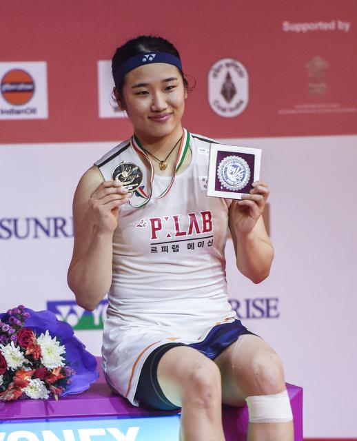 (260118) -- NEW DELHI, Jan. 18, 2026 (Xinhua) -- Winner An Se Young of South Korea poses for photos during the awarding ceremony after the women's singles final between An Se Young of South Korea and Wang Zhiyi of China at India Open 2026 in New Delhi, India, Jan. 18, 2026. (Xinhua/Javed Dar)