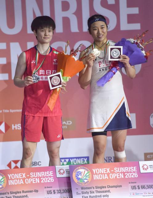 (260118) -- NEW DELHI, Jan. 18, 2026 (Xinhua) -- Winner An Se Young (R) of South Korea and runner-up Wang Zhiyi of China pose for photos during the awarding ceremony after the women's singles final at India Open 2026 in New Delhi, India, Jan. 18, 2026. (Xinhua/Javed Dar)
