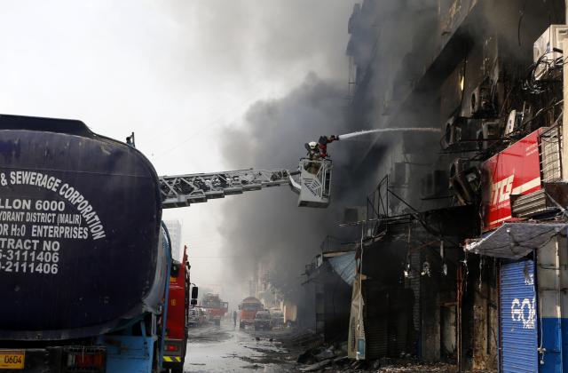 (260118) -- PAKISTAN, Jan. 18, 2026 (Xinhua) -- Firefighters try to extinguish a fire breaking out at a shopping mall in Karachi, Pakistan, on Jan. 18, 2026. At least six people were killed and over 20 others injured after a fire broke out at a shopping mall in Pakistan's southern port city of Karachi late Saturday night, officials said on Sunday.
   Spokesperson of the southern Sindh province, Sadia Javed, told Xinhua that the blaze erupted at Gul Plaza, a multi-storey shopping mall located on the MA Jinnah Road, which houses over 1,200 shops. (Str/Xinhua)