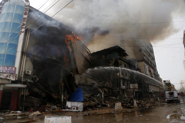 (260118) -- PAKISTAN, Jan. 18, 2026 (Xinhua) -- Firefighters try to extinguish a fire breaking out at a shopping mall in Karachi, Pakistan, on Jan. 18, 2026. At least six people were killed and over 20 others injured after a fire broke out at a shopping mall in Pakistan's southern port city of Karachi late Saturday night, officials said on Sunday.
   Spokesperson of the southern Sindh province, Sadia Javed, told Xinhua that the blaze erupted at Gul Plaza, a multi-storey shopping mall located on the MA Jinnah Road, which houses over 1,200 shops. (Str/Xinhua)