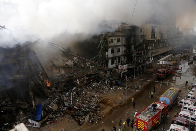 (260118) -- PAKISTAN, Jan. 18, 2026 (Xinhua) -- Firefighters try to extinguish a fire breaking out at a shopping mall in Karachi, Pakistan, on Jan. 18, 2026. At least six people were killed and over 20 others injured after a fire broke out at a shopping mall in Pakistan's southern port city of Karachi late Saturday night, officials said on Sunday.
   Spokesperson of the southern Sindh province, Sadia Javed, told Xinhua that the blaze erupted at Gul Plaza, a multi-storey shopping mall located on the MA Jinnah Road, which houses over 1,200 shops. (Str/Xinhua)