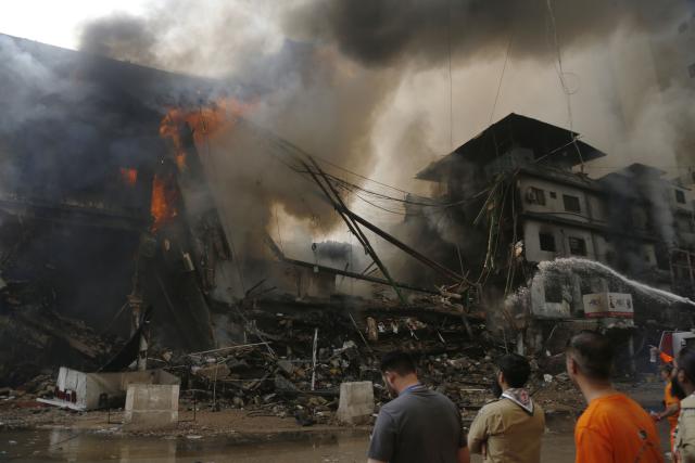 (260118) -- PAKISTAN, Jan. 18, 2026 (Xinhua) -- Fire and smoke rages at a shopping mall in Karachi, Pakistan, on Jan. 18, 2026. At least six people were killed and over 20 others injured after a fire broke out at a shopping mall in Pakistan's southern port city of Karachi late Saturday night, officials said on Sunday.
   Spokesperson of the southern Sindh province, Sadia Javed, told Xinhua that the blaze erupted at Gul Plaza, a multi-storey shopping mall located on the MA Jinnah Road, which houses over 1,200 shops. (Str/Xinhua)