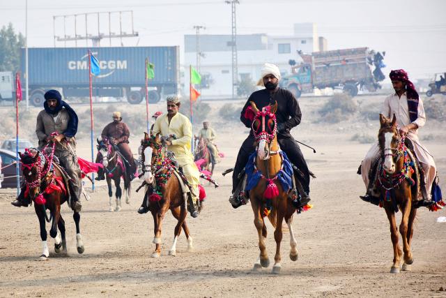 (260118) -- HYDERABAD, Jan. 18, 2026 (Xinhua) -- Horsemen compete in a horse race, as part of the local annual horse and cattle show in Hyderabad, southern Pakistan, on Jan. 17, 2026. (Str/Xinhua)