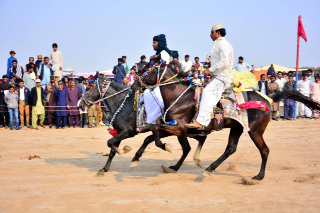 (260118) -- HYDERABAD, Jan. 18, 2026 (Xinhua) -- Horsemen compete in a horse race, as part of the local annual horse and cattle show in Hyderabad, southern Pakistan, on Jan. 17, 2026. (Str/Xinhua)