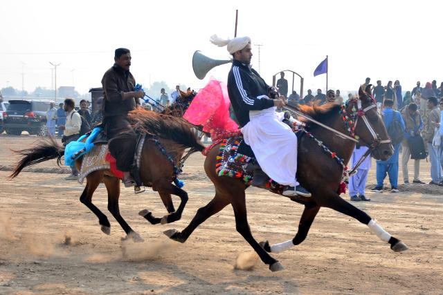 (260118) -- HYDERABAD, Jan. 18, 2026 (Xinhua) -- Horsemen compete in a horse race, as part of the local annual horse and cattle show in Hyderabad, southern Pakistan, on Jan. 17, 2026. (Str/Xinhua)