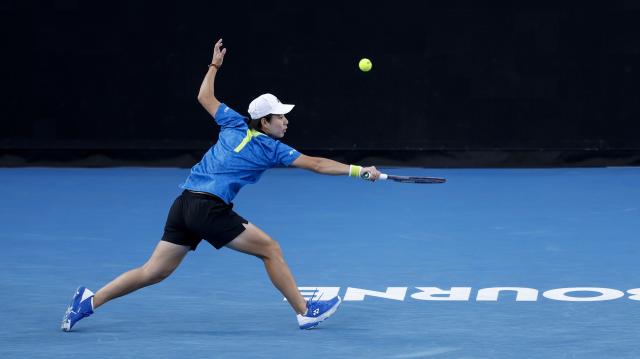 (260118) -- MELBOURNE, Jan. 18, 2026 (Xinhua) -- Bai Zhuoxuan hits a return during the women's singles 1st round match between Bai Zhuoxuan of China and Anastasia Pavlyuchenkova of Russia at the Australian Open tennis tournament in Melbourne, Australia, Jan. 18, 2026. (Xinhua/Ma Ping)