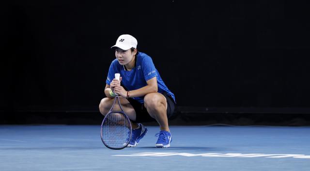 (260118) -- MELBOURNE, Jan. 18, 2026 (Xinhua) -- Bai Zhuoxuan reacts during the women's singles 1st round match between Bai Zhuoxuan of China and Anastasia Pavlyuchenkova of Russia at the Australian Open tennis tournament in Melbourne, Australia, Jan. 18, 2026. (Xinhua/Ma Ping)