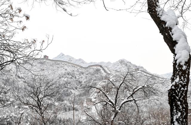 (260118) -- BEIJING, Jan. 18, 2026 (Xinhua) -- This photo taken on Jan. 18, 2026 shows a view of the Juyongguan section of the Great Wall after a snowfall in Beijing, capital of China. Beijing witnessed a snowfall this weekend. (Xinhua/Chen Yehua)