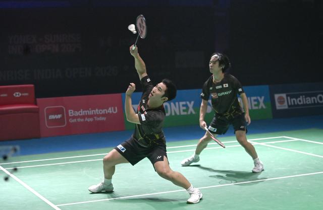 (260118) -- NEW DELHI, Jan. 18, 2026 (Xinhua) -- Midorikawa Hiroki (R)/Yamashita Kyohei of Japan compete during the men's doubles final match between Liang Weikeng/Wang Chang of China and Midorikawa Hiroki/Yamashita Kyohei of Japan at the India Open 2026 in New Delhi, India, Jan. 18, 2026. (Xinhua/Javed Dar)