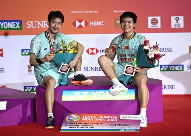 (260118) -- NEW DELHI, Jan. 18, 2026 (Xinhua) -- Liang Weikeng (R)/Wang Chang of China pose for photos during the awarding ceremony for the men's doubles final match between Liang Weikeng/Wang Chang of China and Midorikawa Hiroki/Yamashita Kyohei of Japan at the India Open 2026 in New Delhi, India, Jan. 18, 2026. (Xinhua/Javed Dar)