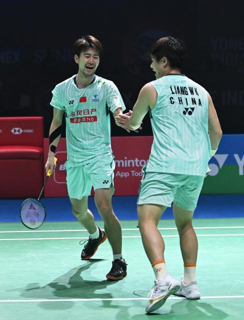 (260118) -- NEW DELHI, Jan. 18, 2026 (Xinhua) -- Liang Weikeng (R)/Wang Chang of China celebrate scoring during the men's doubles final match between Liang Weikeng/Wang Chang of China and Midorikawa Hiroki/Yamashita Kyohei of Japan at the India Open 2026 in New Delhi, India, Jan. 18, 2026. (Xinhua/Javed Dar)