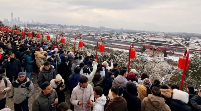 (260118) -- BEIJING, Jan. 18, 2026 (Xinhua) -- People visit the Jingshan Park after a snowfall in Beijing, capital of China, Jan. 18, 2026. Beijing witnessed a snowfall this weekend. (Photo by Li Menglan/Xinhua)