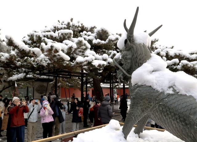 (260118) -- BEIJING, Jan. 18, 2026 (Xinhua) -- People visit the Summer Palace after a snowfall in Beijing, capital of China, Jan. 18, 2026. Beijing witnessed a snowfall this weekend. (Photo by Liu Tao/Xinhua)