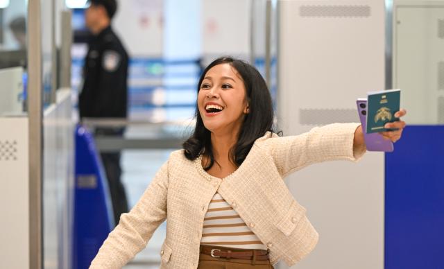 (260118) -- HAIKOU, Jan. 18, 2026 (Xinhua) -- An inbound passenger is pictured after passing border inspection procedures at Haikou Meilan International Airport in Haikou, south China's Hainan Province, Jan. 17, 2026. One month into the island-wide special customs operations, Hainan Free Trade Port (FTP) in south China has made initial achievements in passenger convenience.
   According to statistics, the island has seen more than 310,000 entries and exits in the first month since special customs operations began. Foreign nationals accounted for 59 percent of these border crossings with 186,000 entries and exits. Meanwhile, visa-free entry policies welcomed some 87,000 foreign travelers to Hainan, which accounted for 93 percent of all foreign arrivals in the province. (Xinhua/Yang Guanyu)