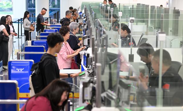 (260118) -- HAIKOU, Jan. 18, 2026 (Xinhua) -- Inbound passengers go through border inspection procedures at Haikou Meilan International Airport in Haikou, south China's Hainan Province, Jan. 17, 2026. One month into the island-wide special customs operations, Hainan Free Trade Port (FTP) in south China has made initial achievements in passenger convenience.
   According to statistics, the island has seen more than 310,000 entries and exits in the first month since special customs operations began. Foreign nationals accounted for 59 percent of these border crossings with 186,000 entries and exits. Meanwhile, visa-free entry policies welcomed some 87,000 foreign travelers to Hainan, which accounted for 93 percent of all foreign arrivals in the province. (Xinhua/Yang Guanyu)