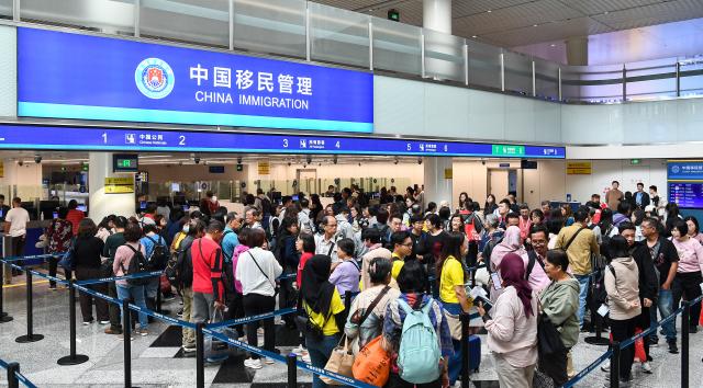(260118) -- HAIKOU, Jan. 18, 2026 (Xinhua) -- Inbound passengers wait for border inspection procedures at Haikou Meilan International Airport in Haikou, south China's Hainan Province, Jan. 17, 2026. One month into the island-wide special customs operations, Hainan Free Trade Port (FTP) in south China has made initial achievements in passenger convenience.
   According to statistics, the island has seen more than 310,000 entries and exits in the first month since special customs operations began. Foreign nationals accounted for 59 percent of these border crossings with 186,000 entries and exits. Meanwhile, visa-free entry policies welcomed some 87,000 foreign travelers to Hainan, which accounted for 93 percent of all foreign arrivals in the province. (Xinhua/Yang Guanyu)