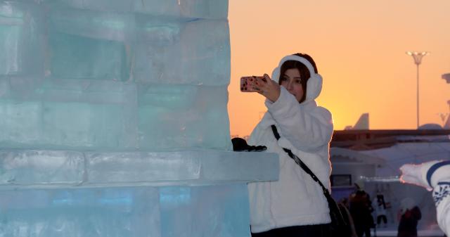 (260118) -- HARBIN, Jan. 18, 2026 (Xinhua) -- A tourist takes photos at the Harbin Ice-Snow World, the world's largest ice-and-snow theme park, in Harbin, northeast China's Heilongjiang Province, Jan. 18, 2026. (Photo by Zhang Shu/Xinhua)