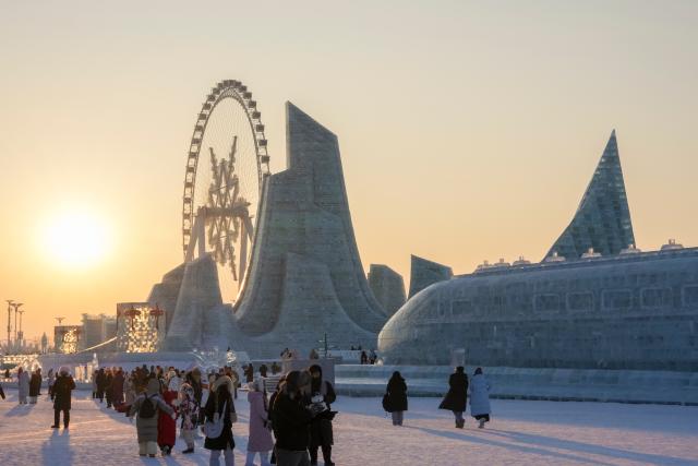 (260118) -- HARBIN, Jan. 18, 2026 (Xinhua) -- Tourists have fun at sunset at the Harbin Ice-Snow World, the world's largest ice-and-snow theme park, in Harbin, northeast China's Heilongjiang Province, Jan. 18, 2026. (Xinhua/Wang Jianwei)