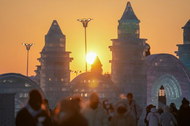 (260118) -- HARBIN, Jan. 18, 2026 (Xinhua) -- Tourists have fun at sunset at the Harbin Ice-Snow World, the world's largest ice-and-snow theme park, in Harbin, northeast China's Heilongjiang Province, Jan. 18, 2026. (Xinhua/Wang Jianwei)