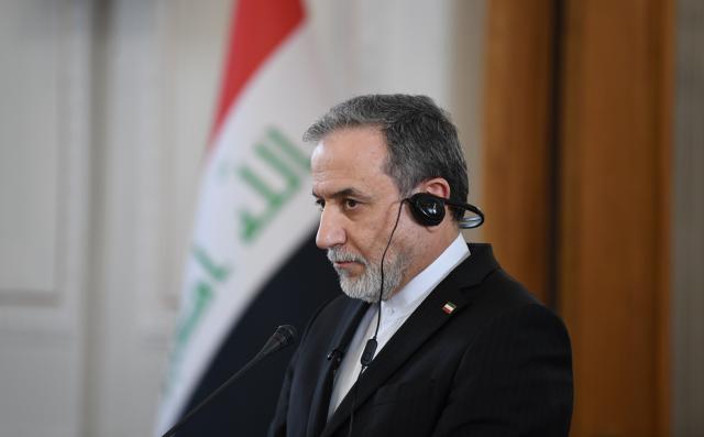 (260118) -- TEHRAN, Jan. 18, 2026 (Xinhua) -- Iran's Foreign Minister Seyed Abbas Araghchi (R) attends a joint press conference in Tehran, Iran, Jan. 18, 2026. Araghchi attended a joint press conference in Tehran with visiting Iraqi Foreign Minister Fuad Hussein, following discussions on bilateral relations and regional developments. (Xinhua/Shadati)