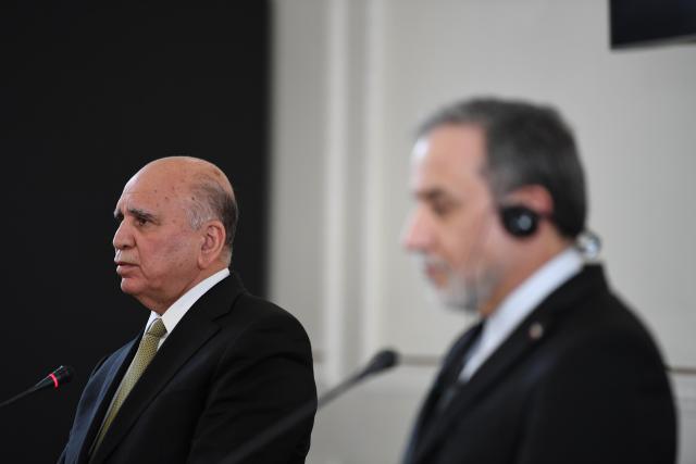 (260118) -- TEHRAN, Jan. 18, 2026 (Xinhua) -- Iran's Foreign Minister Seyed Abbas Araghchi (R) and Iraqi Foreign Minister Fuad Hussein attend a joint press conference in Tehran, Iran, Jan. 18, 2026. Araghchi attended a joint press conference in Tehran with visiting Iraqi Foreign Minister Fuad Hussein, following discussions on bilateral relations and regional developments. (Xinhua/Shadati)