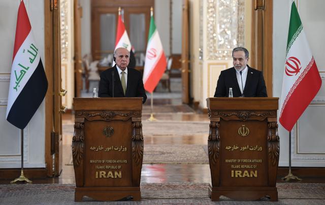 (260118) -- TEHRAN, Jan. 18, 2026 (Xinhua) -- Iran's Foreign Minister Seyed Abbas Araghchi (R) and Iraqi Foreign Minister Fuad Hussein attend a joint press conference in Tehran, Iran, Jan. 18, 2026. Araghchi attended a joint press conference in Tehran with visiting Iraqi Foreign Minister Fuad Hussein, following discussions on bilateral relations and regional developments. (Xinhua/Shadati)