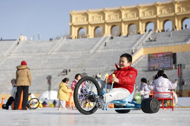 (260118) -- YINCHUAN, Jan. 18, 2026 (Xinhua) -- Children have fun on an ice rink at a park in Yinchuan, northwest China's Ningxia Hui Autonomous Region, Jan. 17, 2026. (Xinhua/Wang Peng)