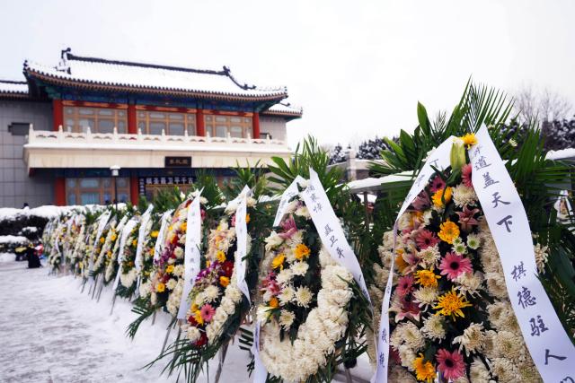 (260118) -- BEIJING, Jan. 18, 2026 (Xinhua) -- Floral wreaths are laid outside the venue of the farewell ceremony of late Chinese Go master Nie Weiping in Beijing, capital of China, Jan. 18, 2026. Chinese Go master Nie Weiping died at the age of 73 in Beijing on Wednesday night, the Chinese Weiqi (Go) Association announced on Thursday.
  In 1988, he was honored as "Go Master" by then-State Physical Culture and Sports Commission of China, the predecessor organization of China's State General Administration of Sport. He was also the honorary president of the Chinese Weiqi Association. (Xinhua/Pan Xu)