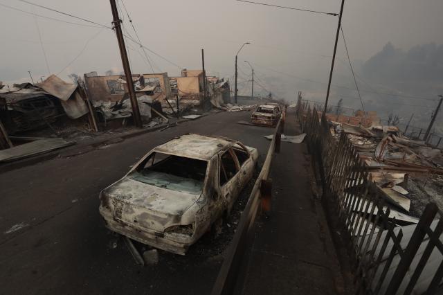(260118) -- SANTIAGO, Jan. 18, 2026 (Xinhua) -- This photo shows damaged cars and buildings at the site of a forest fire in Penco, Biobio region, Chile, Jan. 18, 2026. Chilean President Gabriel Boric announced a state of catastrophe in the regions of Nuble and Biobio on Sunday after forest fires killed at least 16 people.
   "Given the serious fires currently underway, I have decided to declare a state of catastrophe in the regions of Nuble and Biobio. All resources are available," Boric said in a post on social media X. (Xinhua)