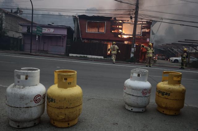 (260118) -- SANTIAGO, Jan. 18, 2026 (Xinhua) -- Firefighters work at the site of a forest fire in Penco, Biobio region, Chile, Jan. 18, 2026. Chilean President Gabriel Boric announced a state of catastrophe in the regions of Nuble and Biobio on Sunday after forest fires killed at least 16 people.
   "Given the serious fires currently underway, I have decided to declare a state of catastrophe in the regions of Nuble and Biobio. All resources are available," Boric said in a post on social media X. (Xinhua)