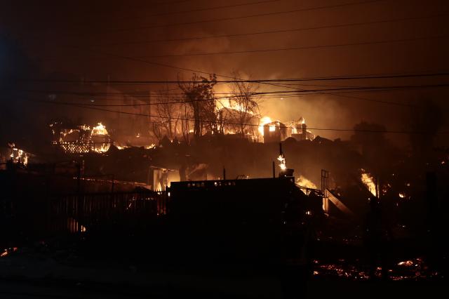 (260118) -- SANTIAGO, Jan. 18, 2026 (Xinhua) -- This photo shows the site of a forest fire in Penco, Biobio region, Chile, Jan. 18, 2026. Chilean President Gabriel Boric announced a state of catastrophe in the regions of Nuble and Biobio on Sunday after forest fires killed at least 16 people.
   "Given the serious fires currently underway, I have decided to declare a state of catastrophe in the regions of Nuble and Biobio. All resources are available," Boric said in a post on social media X. (Xinhua)