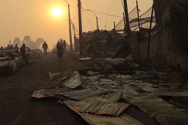 (260118) -- SANTIAGO, Jan. 18, 2026 (Xinhua) -- This photo shows burnt-down buildings at the site of a forest fire in Penco, Biobio region, Chile, Jan. 18, 2026. Chilean President Gabriel Boric announced a state of catastrophe in the regions of Nuble and Biobio on Sunday after forest fires killed at least 16 people.
   "Given the serious fires currently underway, I have decided to declare a state of catastrophe in the regions of Nuble and Biobio. All resources are available," Boric said in a post on social media X. (Xinhua)