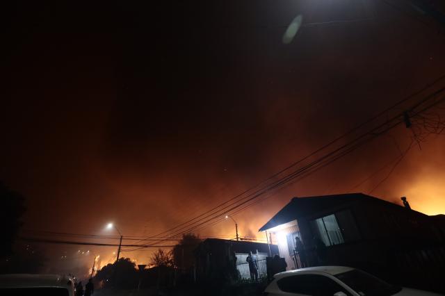 (260118) -- SANTIAGO, Jan. 18, 2026 (Xinhua) -- This photo shows the site a forest fire in Penco, Biobio region, Chile, Jan. 18, 2026. Chilean President Gabriel Boric announced a state of catastrophe in the regions of Nuble and Biobio on Sunday after forest fires killed at least 16 people.
   "Given the serious fires currently underway, I have decided to declare a state of catastrophe in the regions of Nuble and Biobio. All resources are available," Boric said in a post on social media X. (Xinhua)