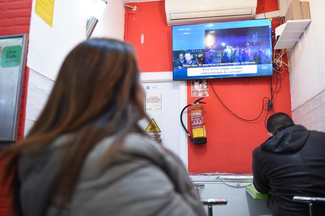 (260119) -- MADRID, Jan. 19, 2026 (Xinhua) -- People watch a televised news report on high-speed train derailment, at a restaurant in Madrid, Spain, on Jan. 19, 2026. At least 21 people were confirmed dead, and 25 others were seriously injured after two high-speed trains derailed and collided near the city of Cordoba in southern Spain on Sunday, according to authorities.
   In addition, around a hundred passengers reportedly suffered minor injuries. The accident occurred at around 19:45 local time (1845 GMT) when a train carrying 317 passengers on the Malaga-Madrid route went off the rails for reasons still unknown near Amaduz, about 20 km from Cordoba, Spanish authorities said.
   The derailed train struck another high-speed train travelling on an adjacent track from Madrid to Huelva, causing the second train to also leave the rails. (Photo by Gustavo Valiente/Xinhua)