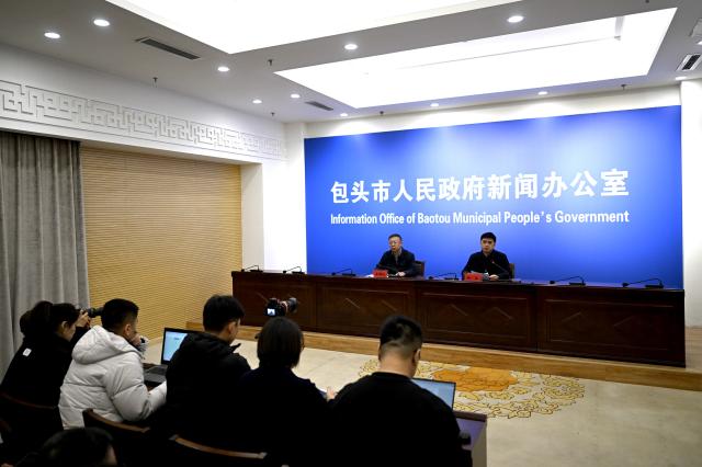 (260119) -- BAOTOU, Jan. 19, 2026 (Xinhua) -- This photo taken on Jan. 19, 2026 shows a press briefing on a factory blast in Baotou City, north China's Inner Mongolia Autonomous Region. An explosion at a factory in north China's Inner Mongolia Autonomous Region has killed two people, left eight missing and injured 84, local authorities said Monday.
   The explosion occurred at 3:03 p.m. on Sunday at a plate plant of Baogang United Steel in western Baotou City. It was caused by the blast of a 650-cubic-meter saturated water and steam spherical tank, Lin Li, executive vice mayor of Baotou, told a press briefing on Monday.
   A total of 84 injured people are being treated in hospitals, with five in serious condition and the remaining 79 sustaining minor injuries, such as facial wounds and soft tissue contusions, according to Lin. (Xinhua/Lian Zhen)