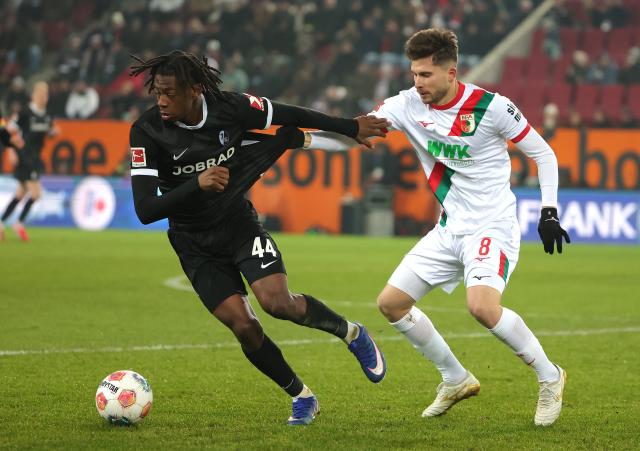 (260119) -- AUGSBURG, Jan. 19, 2026 (Xinhua) -- Elvis Rexhbecaj (R) of FC Augsburg vies with Johan Manzambi of SC Freiburg during the German first division Bundesliga football match between FC Augsburg and SC Freiburg in Augsburg, Germany, Jan. 18, 2026. (Photo by Philippe Ruiz/Xinhua)