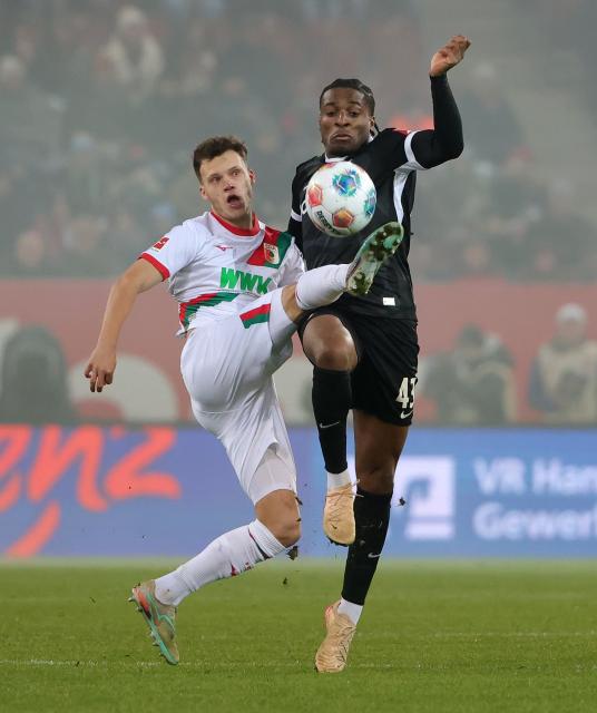 (260119) -- AUGSBURG, Jan. 19, 2026 (Xinhua) -- Robin Fellhauer (L) of FC Augsburg vies with Bruno Ogbus of SC Freiburg during the German first division Bundesliga football match between FC Augsburg and SC Freiburg in Augsburg, Germany, Jan. 18, 2026. (Photo by Philippe Ruiz/Xinhua)