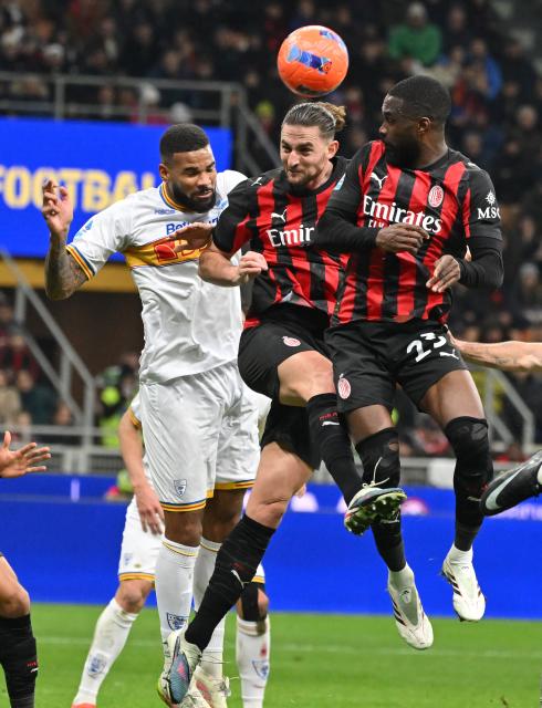 (260119) -- MILAN, Jan. 19, 2026 (Xinhua) -- AC Milan's Fikayo Tomori (R) and Adria Rabiot (C) vie for a header with Lecce's Jamil Siebert during a Serie A football match between AC Milan and Lecce in Milan, Italy, Jan. 18, 2026. (Photo by Alberto Lingria/Xinhua)