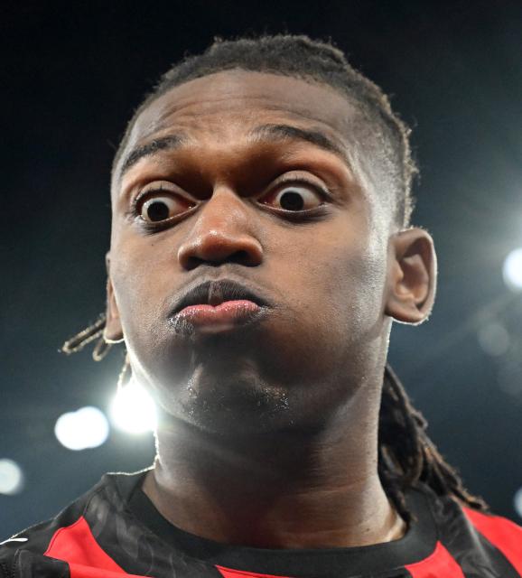 (260119) -- MILAN, Jan. 19, 2026 (Xinhua) -- AC Milan's Rafael Leao reacts before a Serie A football match between AC Milan and Lecce in Milan, Italy, Jan. 18, 2026. (Photo by Alberto Lingria/Xinhua)