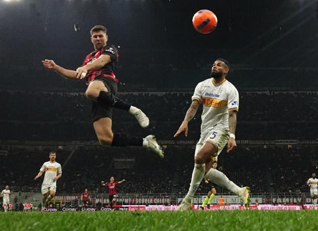(260119) -- MILAN, Jan. 19, 2026 (Xinhua) -- AC Milan's Niclas Fullkrug (L) scores with a head shot during a Serie A football match between AC Milan and Lecce in Milan, Italy, Jan. 18, 2026. (Photo by Alberto Lingria/Xinhua)